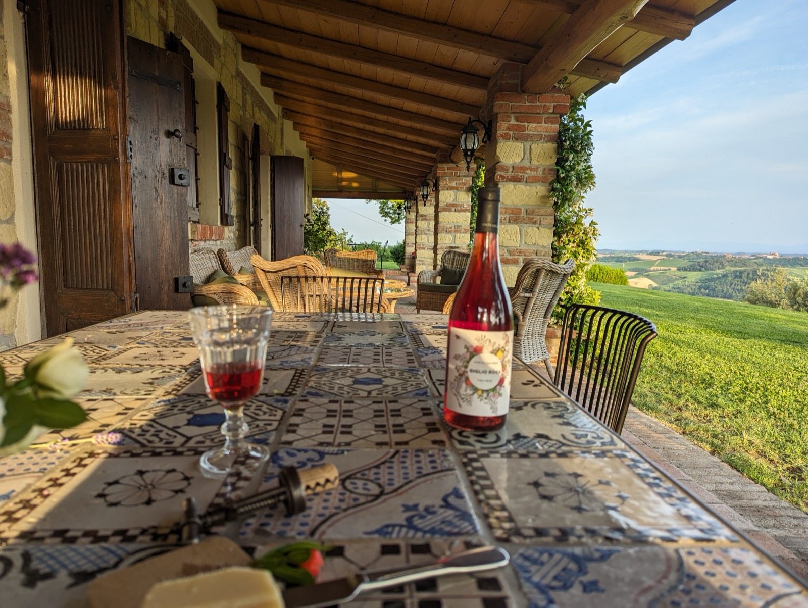 Strade bianche tra i vigneti del Monferrato